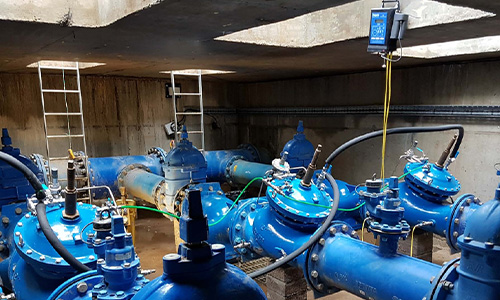 Managing water supply in urban water networks through dynamic pressure reduction